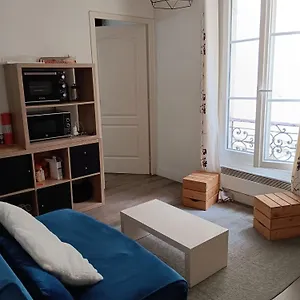 Appartement En Plein Coeur Du 10eme Et Proche De Plusieurs Gares, Paris